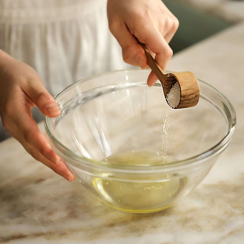 흰자에 설탕을 넣어 휘핑기로 4분 정도 휘핑하여 머랭을 만들어주세요.