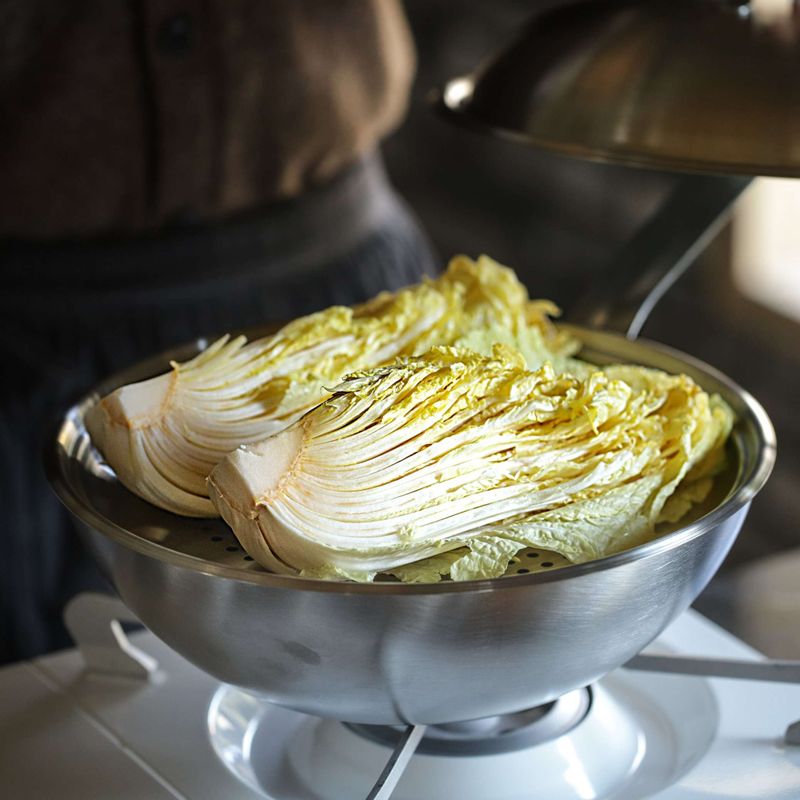 김오른 찜기에 알배추를 올리고 줄기가 익을 때까지 3~4분정도 쪄주세요.(알배추의 크기에 따라 시간을 조절해서 쪄주세요.)