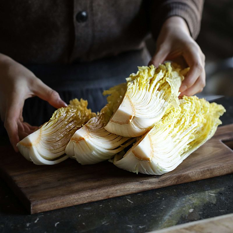 알배추는 겉잎을 떼어내고 뿌리쪽에 칼집을 4등분으로 넣은 후 나머지는 손으로 찢고 흐르는 물에 깨끗이 씻어 준비해주세요.