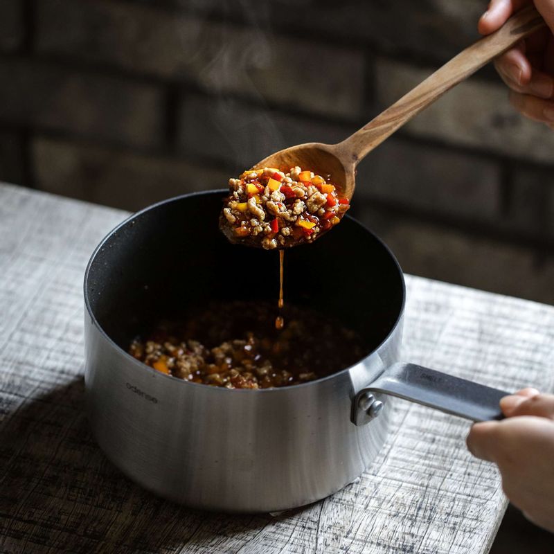 돼지고기가 익으면 파프리카와 홍고추를 넣고 볶다가 소스 재료를 넣어 양념이 고루 섞이도록 볶고 마지막에 참기름을 넣어주세요.