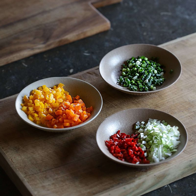 파프리카와 홍고추, 대파는 잘게 자르고 실파는 송송 썰어주세요. 볼에 소스재료를 모두 섞어주세요.