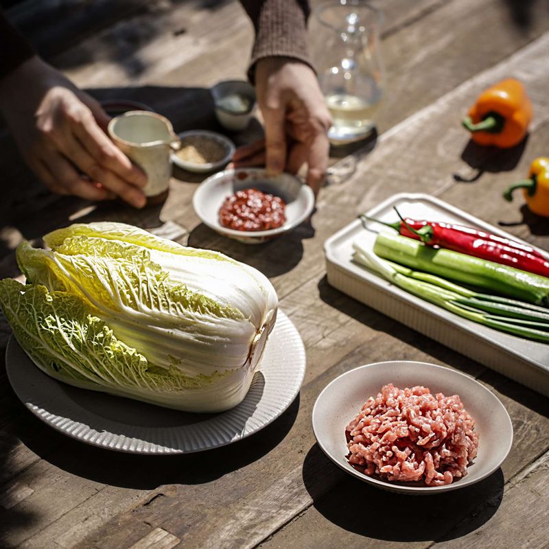 사천식알배추찜을 위한 재료 이미지로 알배추,다진 돼지고기,파프리카(노랑, 주황),홍고추,대파 등으로 구성 되어있습니다.