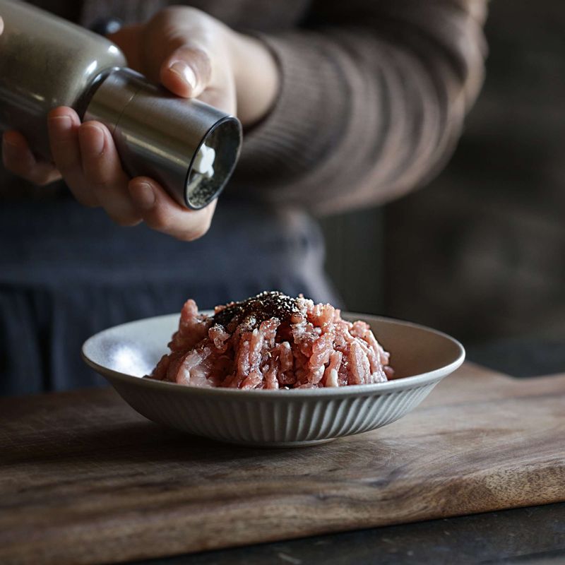 .돼지고기는 키친타올에 올려 핏물을 제거한 후 밑간 양념에 10분 정도 재워주세요.