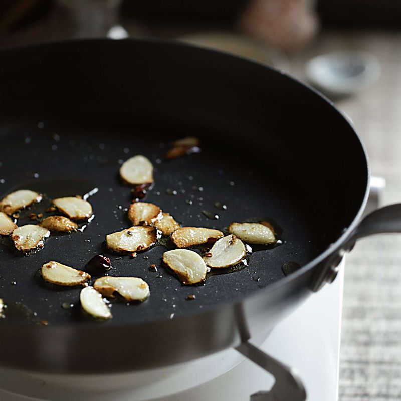 달군 팬에 기름을 두르고 마늘을 노릇하게 볶다가 페페론치노를 넣어 볶아주세요.
