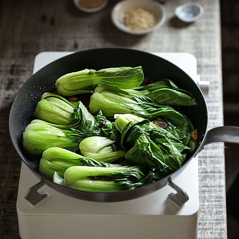 청경채를 넣어 센 불에서 볶다가 소스 재료를 넣어 중불에서 2분 정도 볶아주세요.