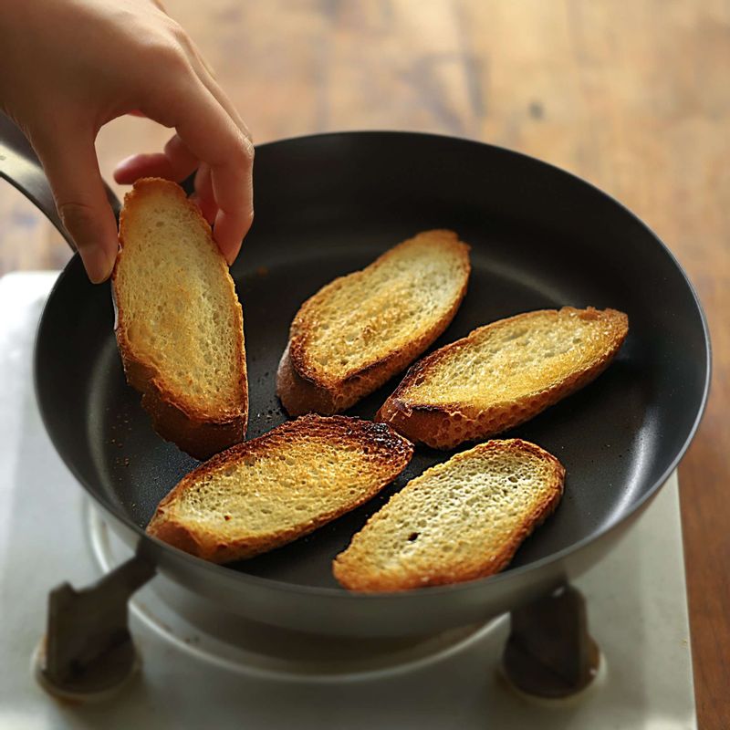 바게트빵은 1센치 두께로 슬라이스하고 팬에서 앞 뒤로 노릇하게 토스트해주세요.