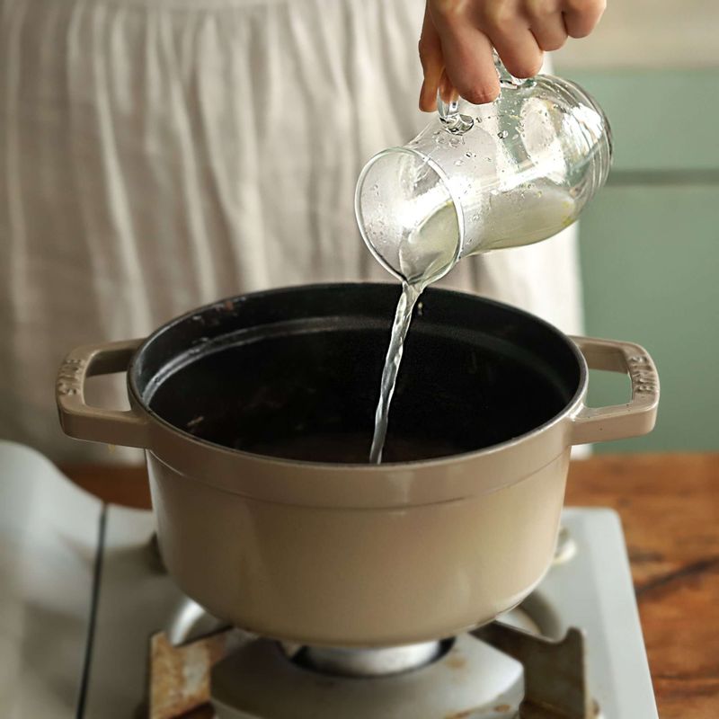 치킨육수와 월계수잎을 넣고 걸쭉한 농도가 날 때까지 중간불에서 20분 정도 끓이다가 약간의 소금과 후춧가루를 넣어 간을 맞춘 후 월계수잎은 건져주세요.