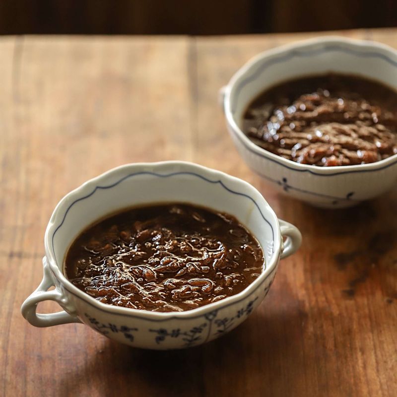 오븐용 그릇에 양파수프를 담고 토스트한 바게트빵을 올려 준 후 그뤼에르치즈를 얇게 슬라이스해서 올려주세요.