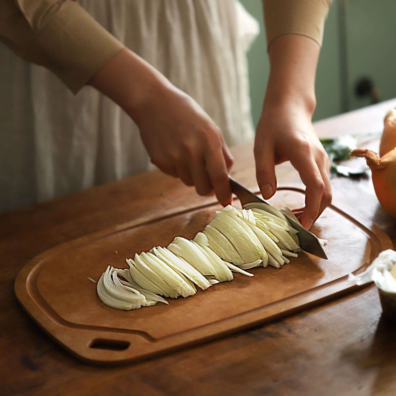 양파는 껍질을 벗기고 깨끗이 씻은 후 얇게 채를 썰어주세요.