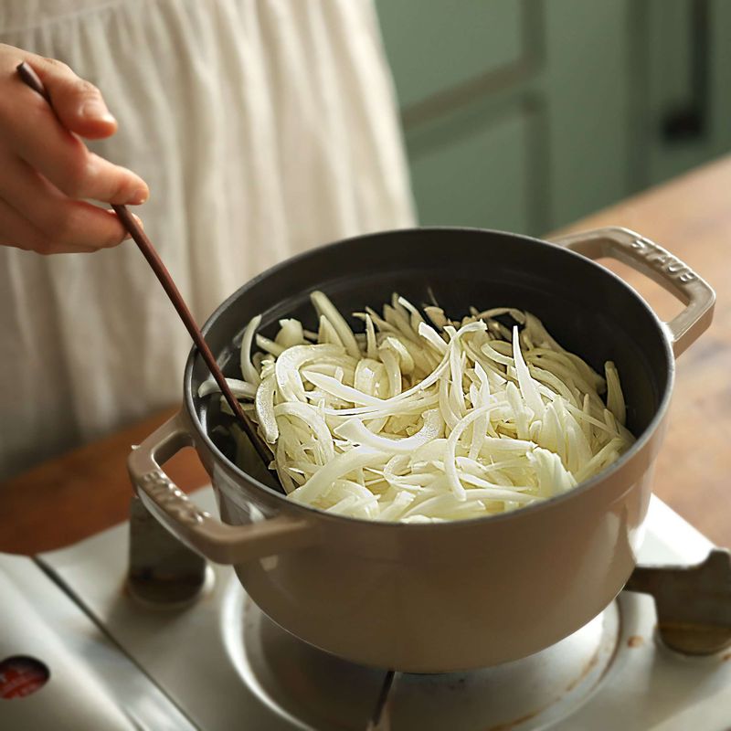 달군 냄비에 버터를 넣고 채썬 양파를 넣은 후 저어가며 중불에서 40분 정도 볶다가 불을 약한불로 줄여 10분 정도 갈색이 날 때까지 볶아주세요.