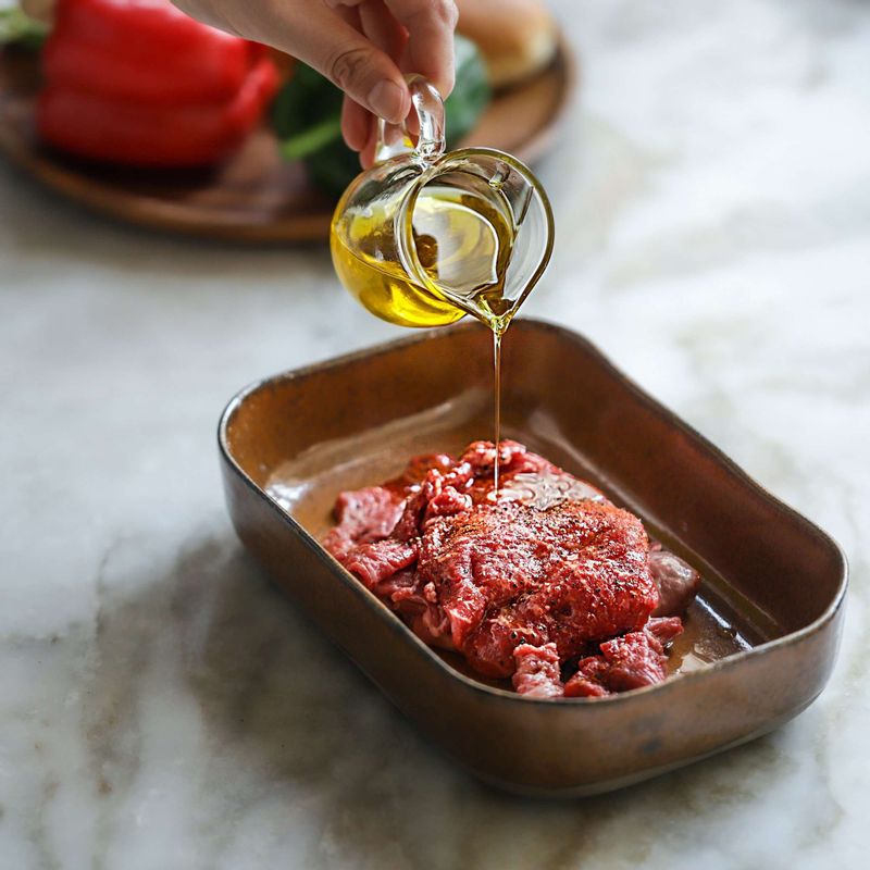 쇠고기는 고기 밑간 재료를 넣어 5분 정도 밑간을 해주세요. 양파와 피망은 6cm 길이로 채썰어주세요. 콜비잭치즈는 얇게 슬라이스해주세요.