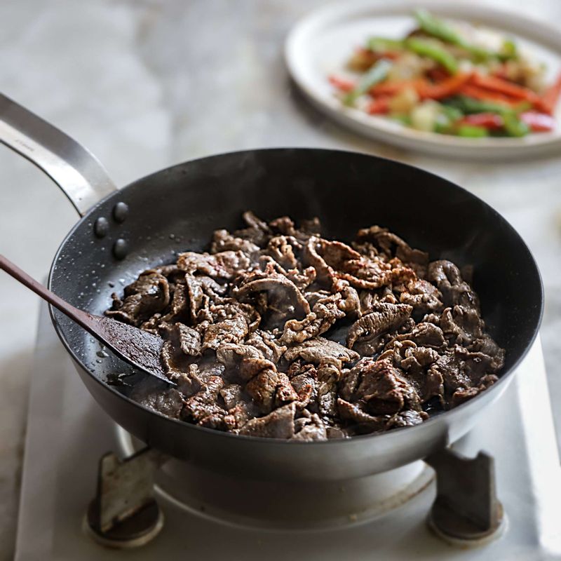 달군 팬에 밑간한 쇠고기를 3분 정도 볶아주세요. 볶아둔 야채를 넣어 같이 볶아주세요.