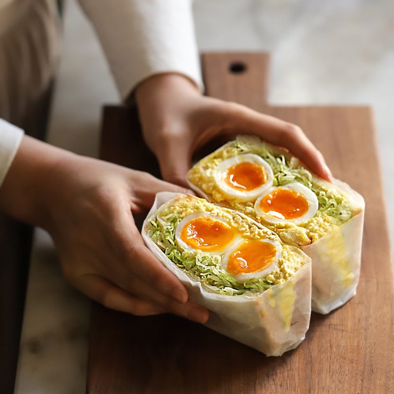 반으로 자른 후 파슬리와 후추를 뿌리고 완성해 주세요.