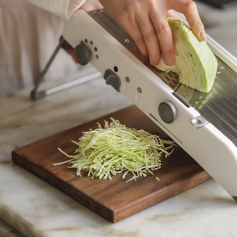 양배추는 가늘게 채 썰어 볼에 담고 소금을 약간 뿌려 골고루 섞어주세요. 10분 정도 절인 후 물기를 꽉 짜주세요. 양배추 양념 재료를 넣어 골고루 섞어주세요.