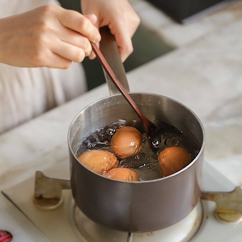 냄비에 물을 넣고 소금, 식초, 달걀을 넣은 후 물 위로 달걀이 동전 크기만큼 보일 정도로 물을 더 부어 끓이다가 약간의 기포가 올라오면 한쪽 방향으로 3분 정도 살살 저어주세요. (반숙 8분, 완숙 12분)
(차가운 달걀을 바로 삶으면 온도 차이 때문에 깨질 수 있어서 실온에 30분 정도 꺼내두는 게 좋아요. 한쪽 방향으로 저으면 노른자가 중앙으로 올 수 있어요.)