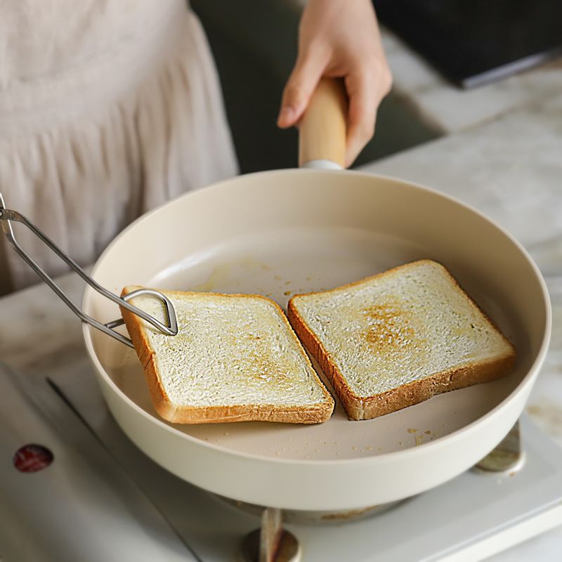 달군 팬에 버터를 두른 후 식빵을 노릇하게 구워주세요.