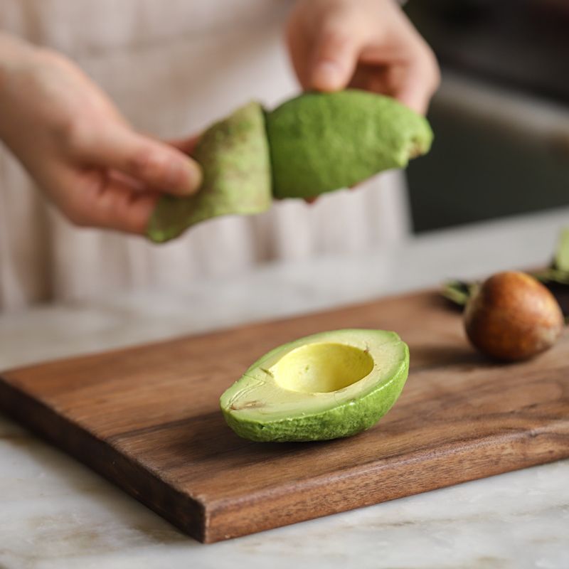 아보카도는 씨앗에 칼날이 닿도록 칼집을 넣은 후 양쪽을 잡고 서로 반대방향으로 비틀어 자른 후, 씨앗과 과육을 분리한 후 껍질을 벗겨주세요.