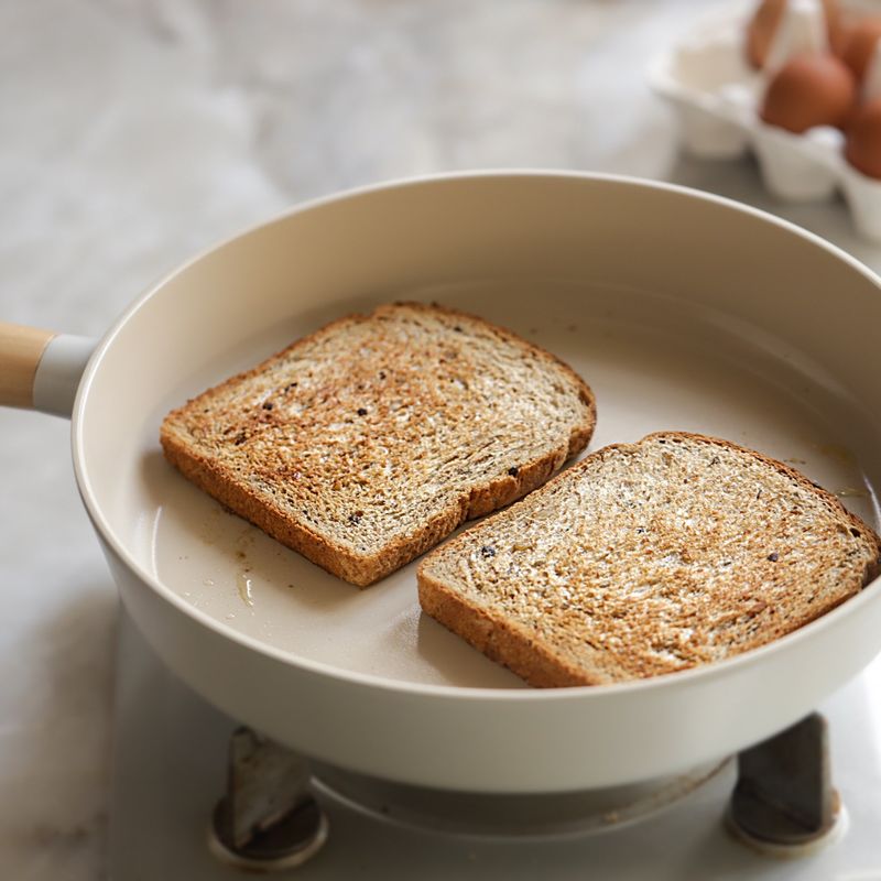 달군 팬에 버터를 두른 후 식빵을 노릇하게 구워주세요.