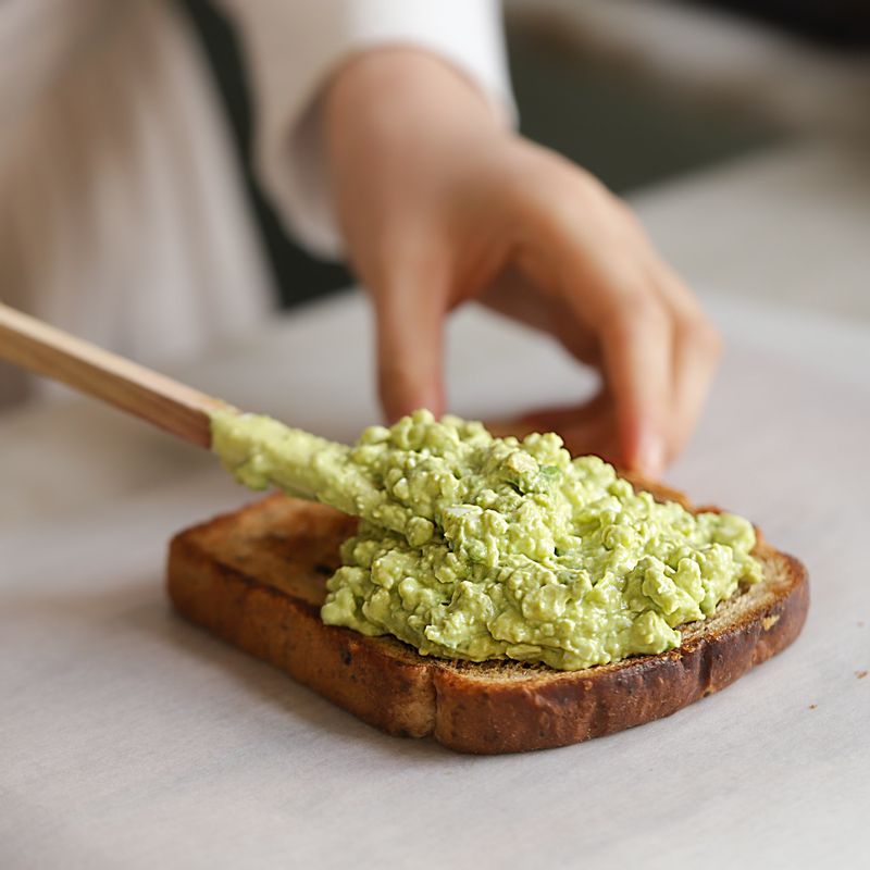 식빵에 달걀아보카도를 적당량 넣은 후 빵으로 덮어주세요. 랩이나 종이호일로 감싸주세요.