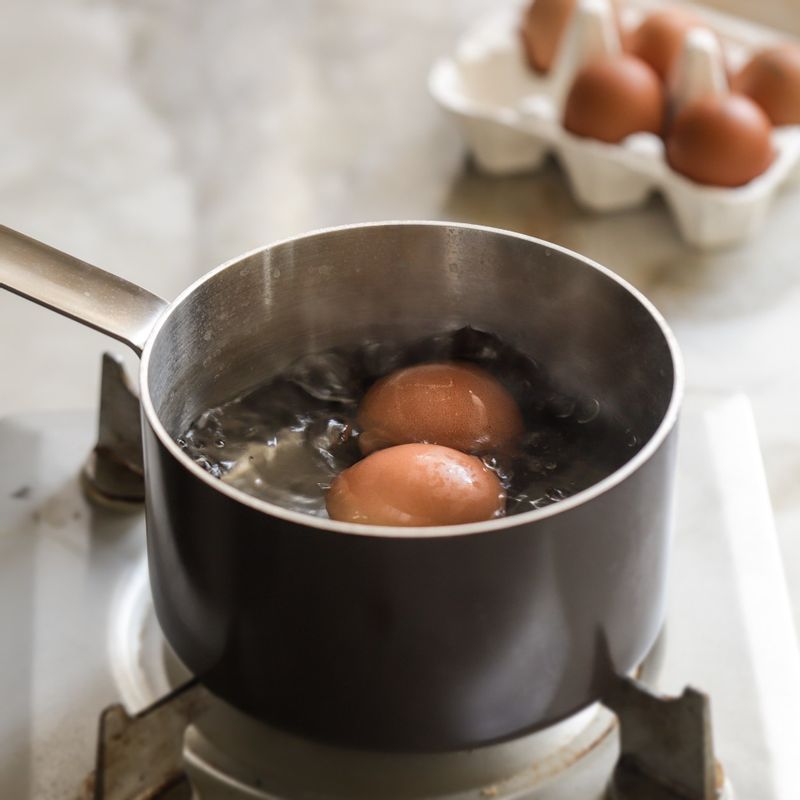 냄비에 물을 넣고 소금과 달걀을 넣은 후 물 위로 달걀이 동전 크기만큼 보일 정도로 물을 더부어 15분 정도 완숙으로 삶아주세요. 바로 찬물에 식힌 후 껍질을 벗겨주세요.
(차가운 달걀을 바로 삶으면 온도 차이 때문에 깨질 수 있어서 실온에 30분 정도 꺼내두는 게 좋아요.)