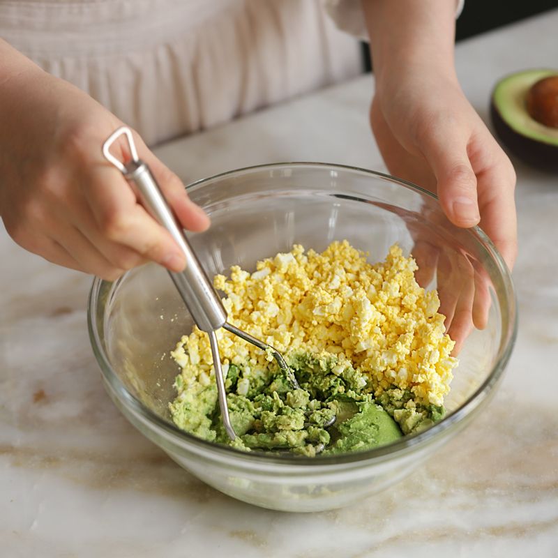 볼에 달걀과 아보카도를 넣어 으깬 후 소스 재료를 넣어 섞어주세요.