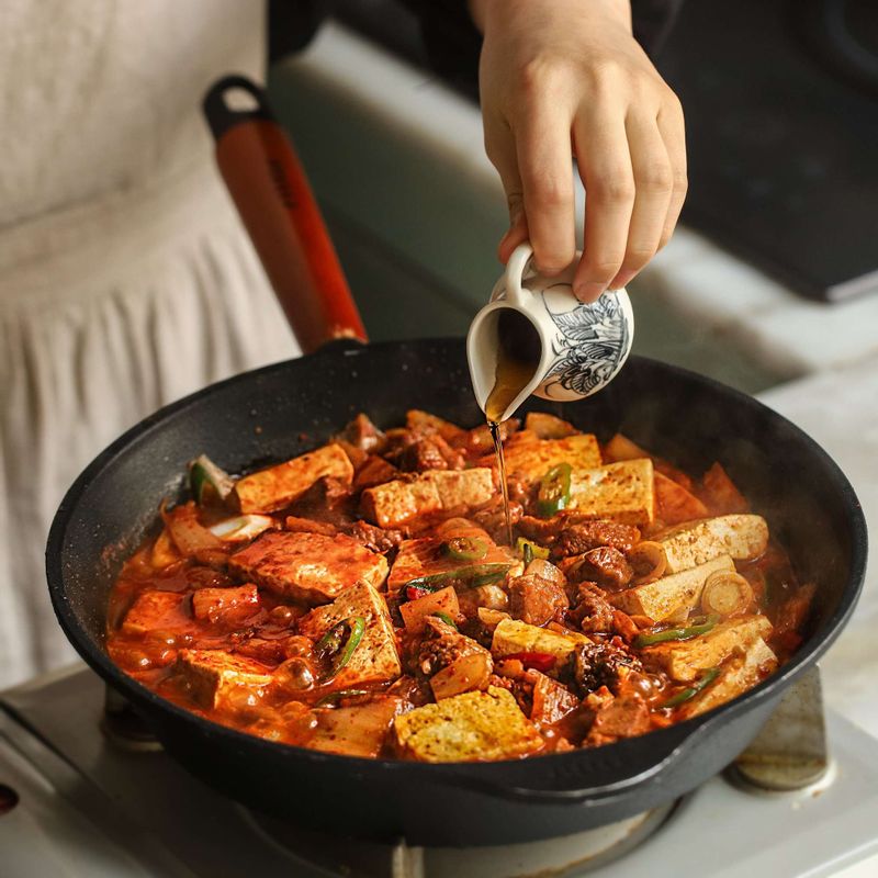 마지막에 참기름과 통깨를 뿌려 마무리해주세요.