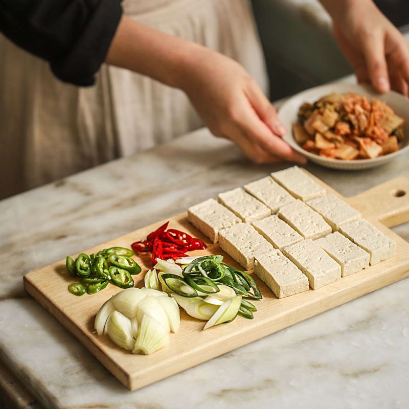 김치와 두부, 양파를 한 입 크기로 먹기 좋게 썰고 대파와 홍고추, 청양고추는 어슷하게 썰어주세요. 볼에 양념 재료를 넣고 섞어 양념장을 만들어주세요.