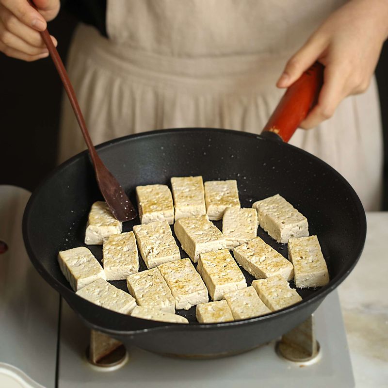 달군 팬에 기름을 넣고 물기를 제거한 두부를 넣어 앞뒤로 구워 준비해주세요.