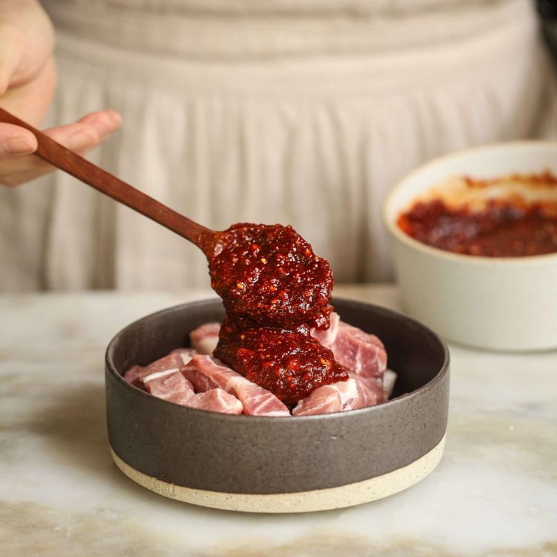 돼지고기는 먹기좋은 크기로 자른 후 양념장 1/2을 넣어 10분 정도 재워주세요.