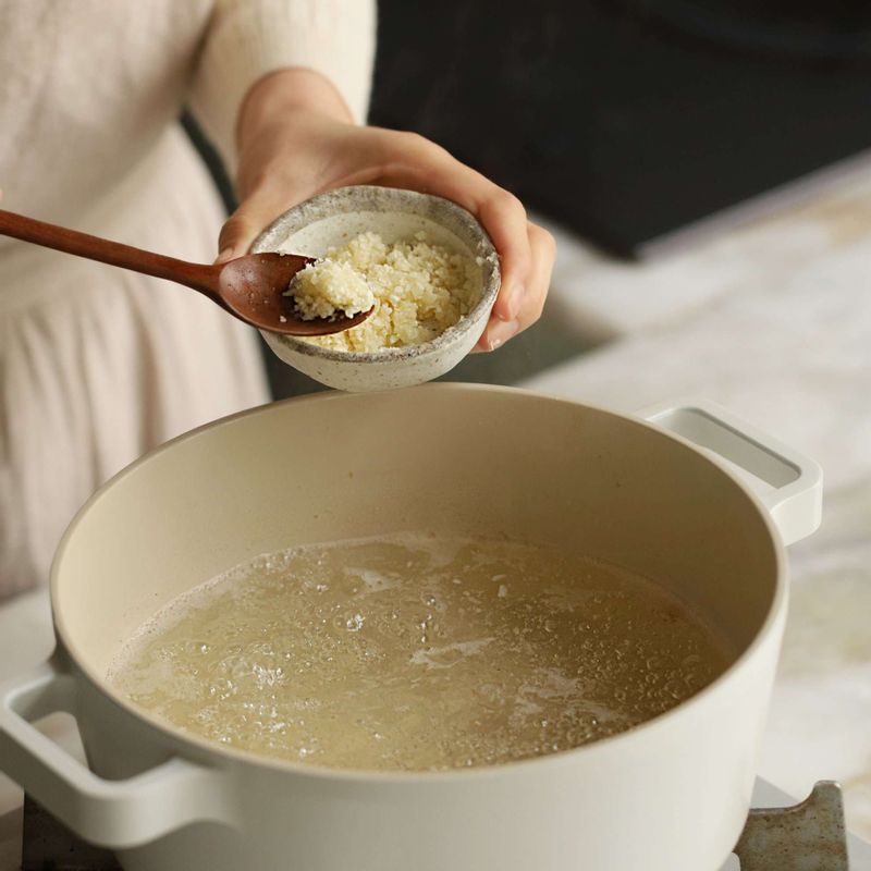 냄비에 멸치 다시마 육수를 넣어 끓으면 다진 마늘, 새우젓을 넣어 간을 맞춰주세요.