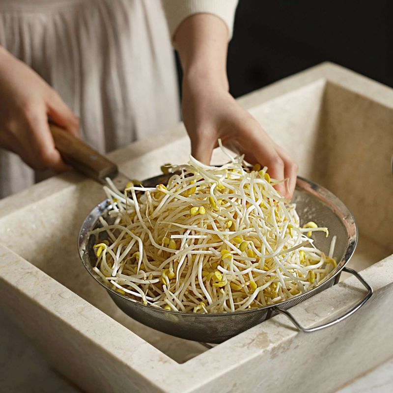 콩나물은 깨끗이 씻어 체에 밭쳐 물기를 빼주세요.