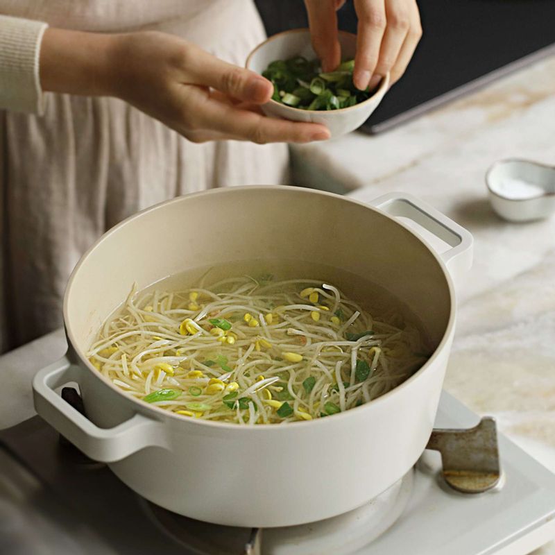 쪽파와 청양고추를 넣어 2분 정도 끓이고, 부족한 간은 소금으로 맞춘 후 맛있게 즐겨주세요.
(tip.얼큰하게 드시고 싶다면 고춧가루를 가미해서 드셔도 좋답니다.)