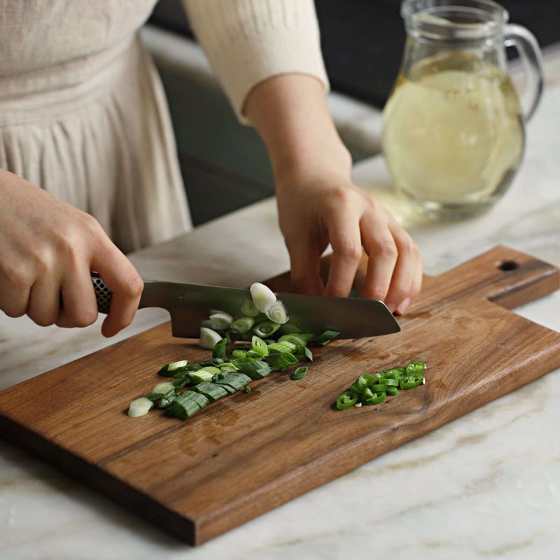 쪽파의 흰뿌리는 반으로 갈라 3센치 길이로 자르고, 청양고추는 어슷하게 썰어주세요.