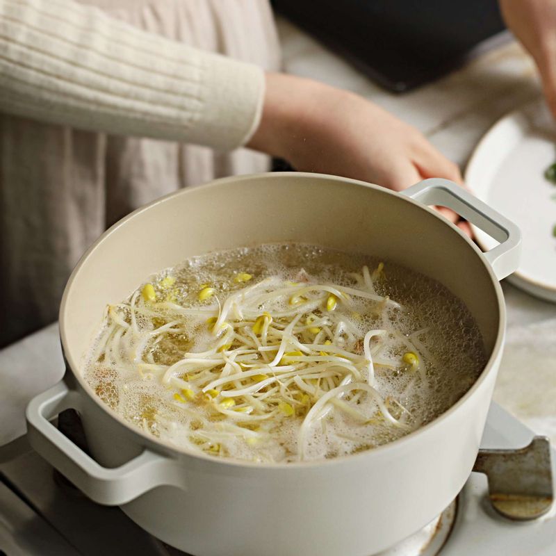 콩나물을 넣고 3분 정도 끓여주세요.
(tip. 콩나물을 삶는 중간에 뚜껑을 닫으면 비린내가 날 수 있으니 주의해주세요.)