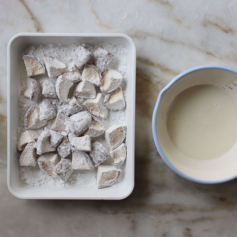 표고버섯에 전분가루를 골고루 묻힌 후 튀김옷을 묻혀 170도의 기름에서 튀기고, 키친타월에 올려 기름기를 빼주세요.(먹기 직전에 한 번 더 바삭하게 튀겨주세요)