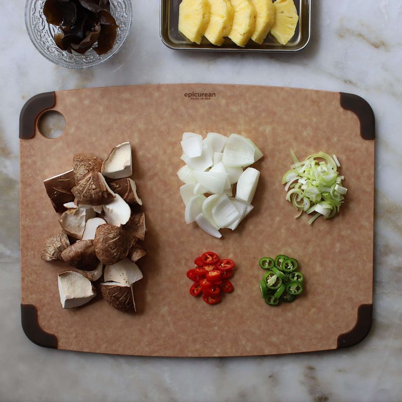 표고버섯은 기둥을 떼어 4등분하고 파인애플과 양파, 목이버섯은 먹기 좋은 크기로 자르고 대파는 잘게 썰어주세요. 청고추와 홍고추는 링으로 썰어주세요.