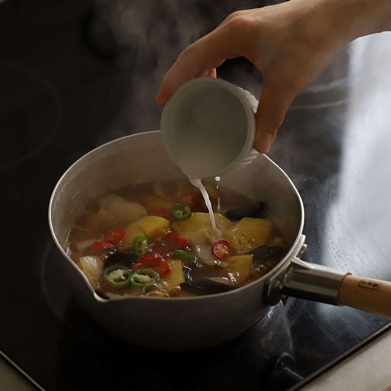 소스가 바글바글 끓으면 녹말물을 넣고 골고루 저어주세요. 농도가 걸죽해지면 청고추와 홍고추를 넣고 불을 꺼주세요.