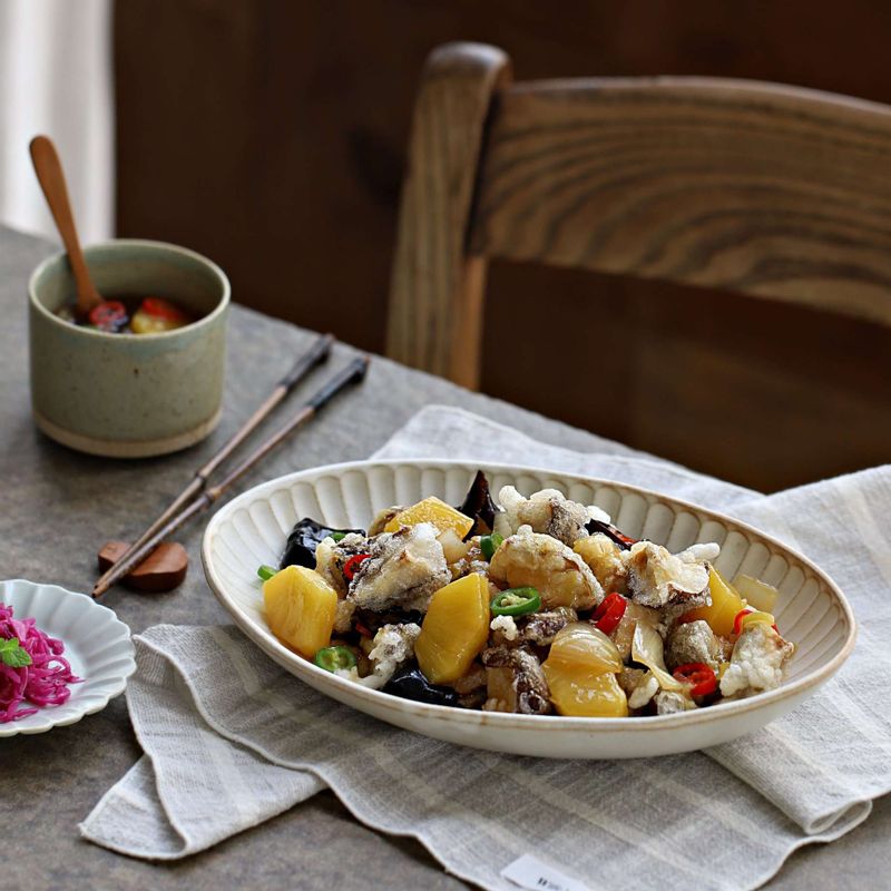 접시에 튀긴 표고버섯을 담고 소스를 곁들여주세요.