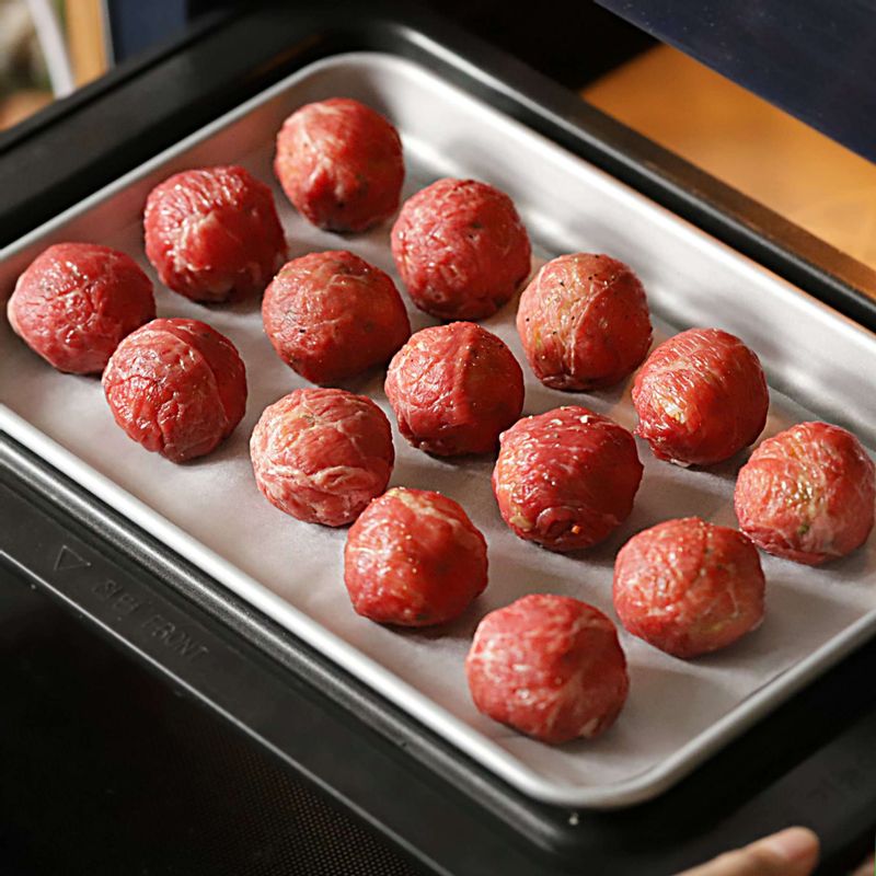 200도로 예열한 오븐에 고기로 감싼 주먹밥을 넣고 5분 정도 굽다가 고기 표면에 고기 양념 소스를 바른 후 3분 정도 윤기나게 구워주세요.