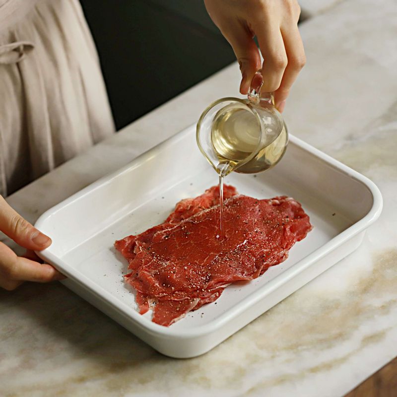 쇠고기는 키친타올에 올려 핏물을 제거하고 적당한 길이로 자르고 맛술과 약간의 후춧가루 뿌려 준비해주세요.