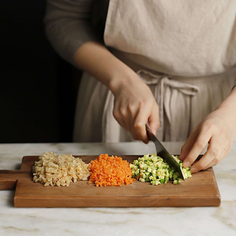 배추김치는 양념을 물에 씻고 물기를 제거한 후 잘게 자르고, 애호박과 당근도 잘게
잘라주세요.