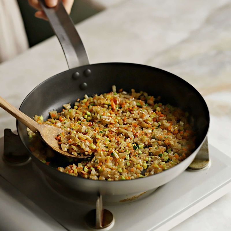 달군 팬에 식용유를 두르고 다진 야채를 넣어 볶다가 약간의 소금과 후춧가루 넣어 밑간해서 볶아주세요.