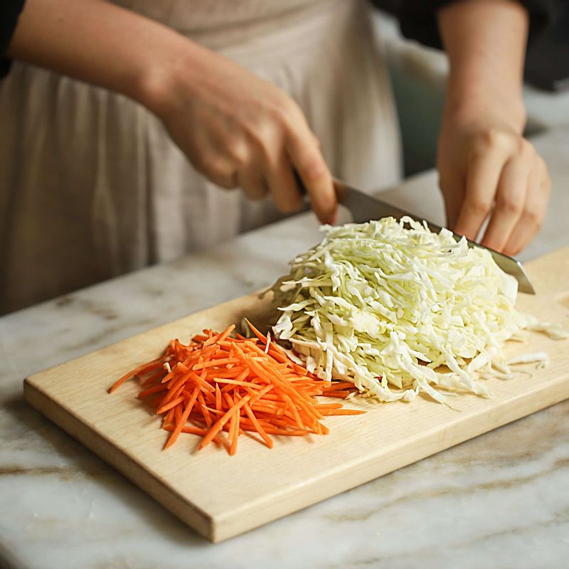 양배추는 깨끗하게 씻고 가운데 굵은 심지를 제거하고 당근과 함께 채를 썰어주세요.