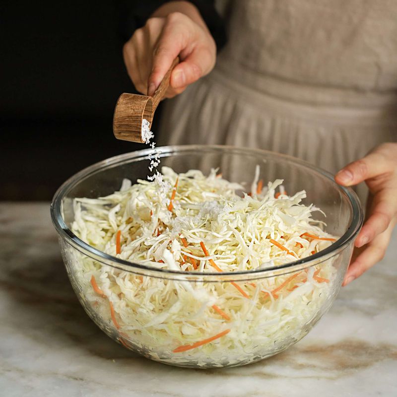 채썬 양배추와 당근에 소금을 뿌리고 앞뒤로 뒤집어가며 2시간 정도 절여주세요.