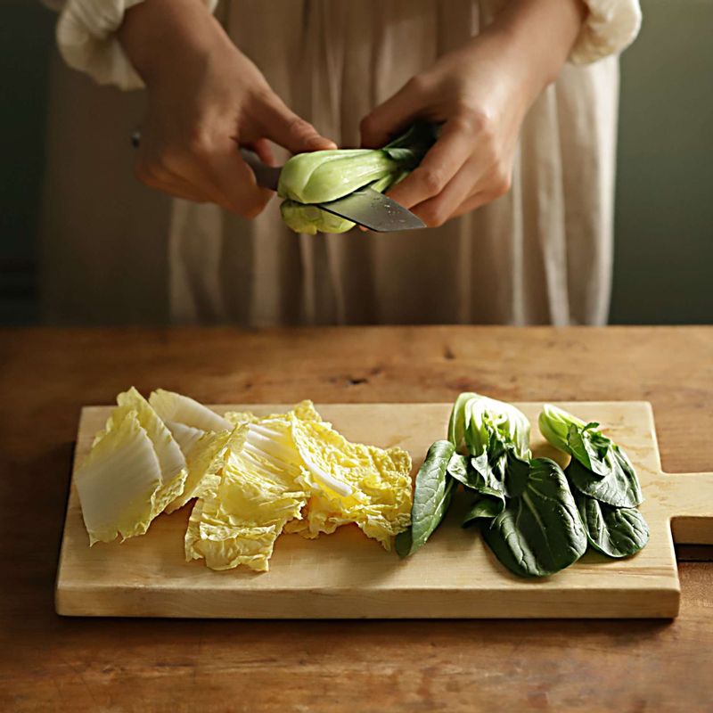 버섯과 배춧잎은 먹기 좋은 크기로 자르고, 숙주나물은 깨끗이 씻은 후 체에 받쳐 물기를 빼주세요. 청경채는 밑동을 자른 후 길게 반으로 잘라주세요. 볼에 간장 소스를 넣어 섞어주세요.