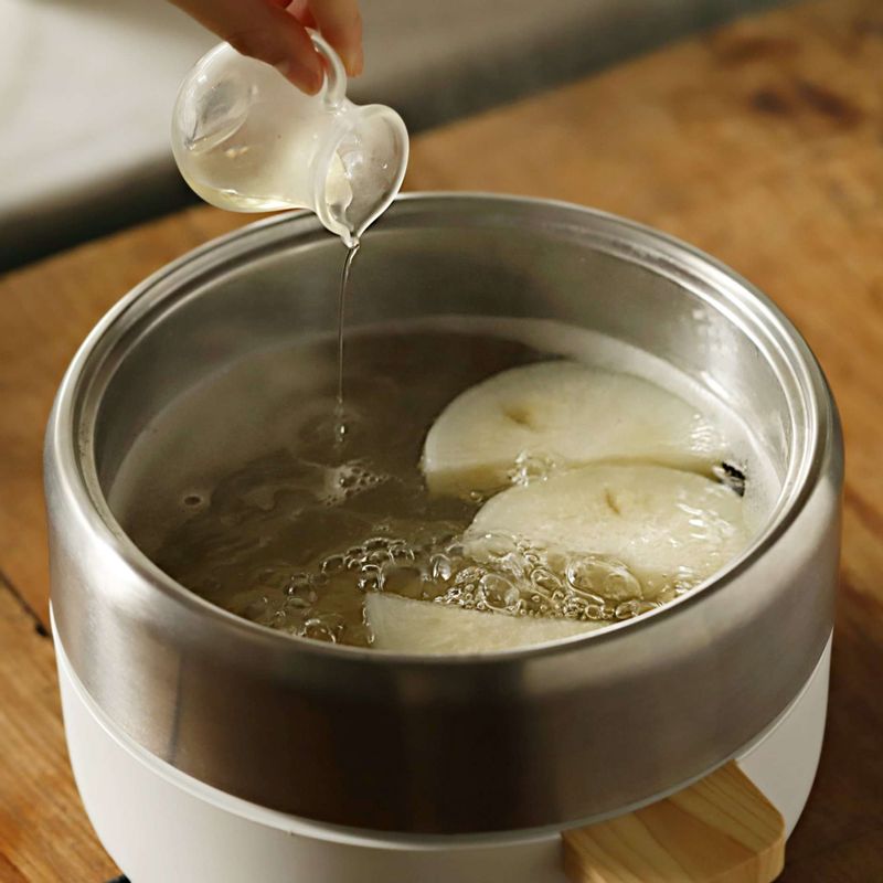 육수가 끓으면 국간장과 맛술, 소금을 넣어 간을 맞춰주세요. 손질한 야채와 버섯을 넣어 익힌 후 핏물을 제거한 차돌박이를 넣어주세요.
(차돌박이는 너무 오래 익히면 질겨질 수 있으니 핏기가 없어지면 바로 꺼내서 드시는 게 좋아요.)