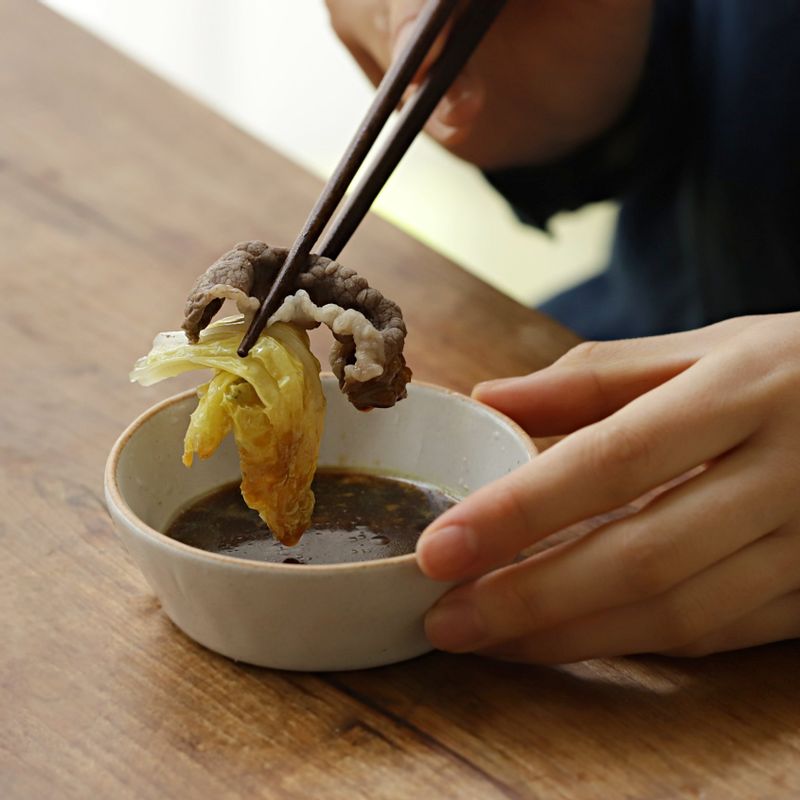 간장소스에 야채와 버섯, 차돌박이를 찍어서 맛있게 즐겨주세요.
(기호에 따라 남은 국물에 칼국수나 수제비를 넣어 드시거나 밥과 달걀, 김가루, 참기름 등을 넣어 죽을 만들어드셔도 맛있게 즐기실 수 있어요.)