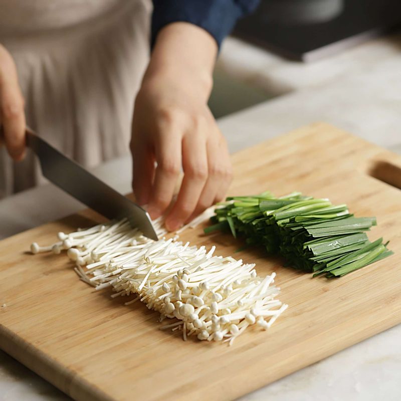 부추와 팽이버섯은 5cm 길이로 썰어 야채 양념 재료를 넣어 밑간을 해주세요. 볼에 양념 재료를 모두 섞어주세요.