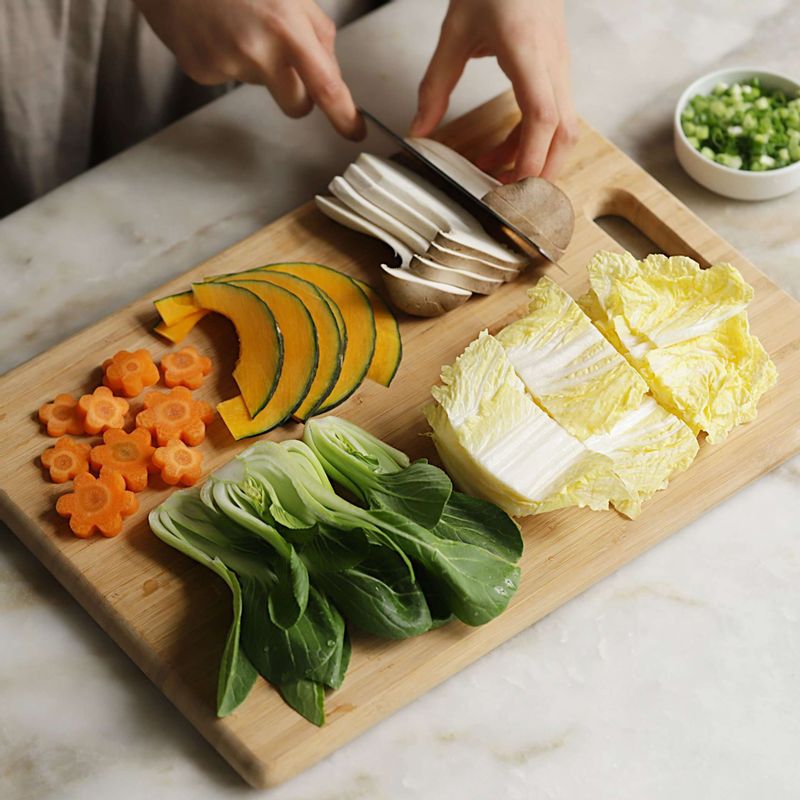 배춧잎은 먹기 좋은 크기로 썰고, 청경채는 밑동을 제거 후 길이로 반 잘라주세요. 새송이 버섯은 밑동을 제거 후 슬라이스하고, 단호박은 껍질 째 얇게 썰어주세요. 당근은 1cm두께로 자른 후 꽃모양으로 잘라주세요. 쪽파는 송송 썰어주세요.