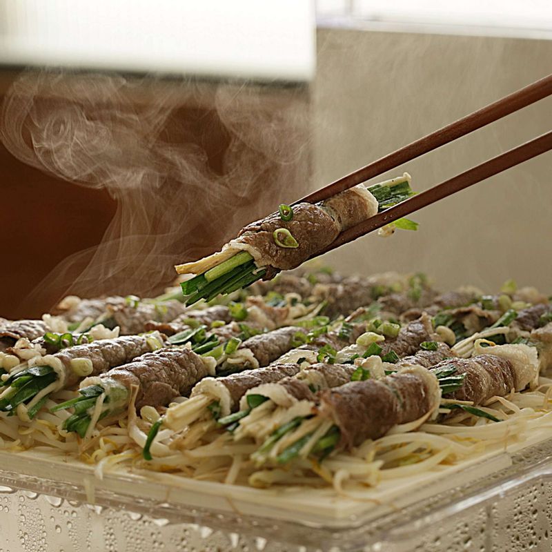 차돌박이 야채찜과 소스를 곁들여 맛있게 즐겨주세요.